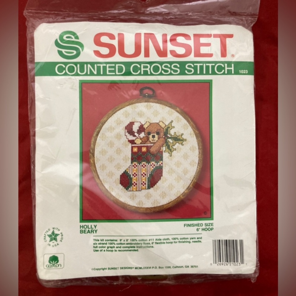 1986 Sunset Designs "Holly Beary" 6" Woodgrain Hoop Counted Cross Stitch Kit
